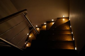 Właściwe oświetlenie schodów
